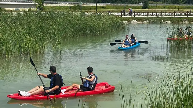 Öğrenciler doğal gölette kano deneyimi yaşadı