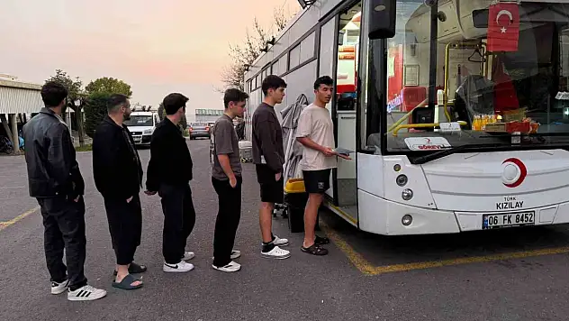 Öğrencilerden Kızılay'a kan bağışı