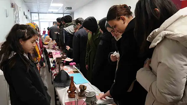 Öğrencilerin eski eşyaları sergisi tarihe yolculuk yaptırdı