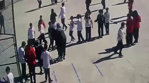 Öğretmenin hayat kurtaran manevrası güvenlik kamerasında