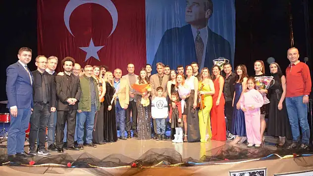 Öğretmenler hem çaldı, hem söyledi