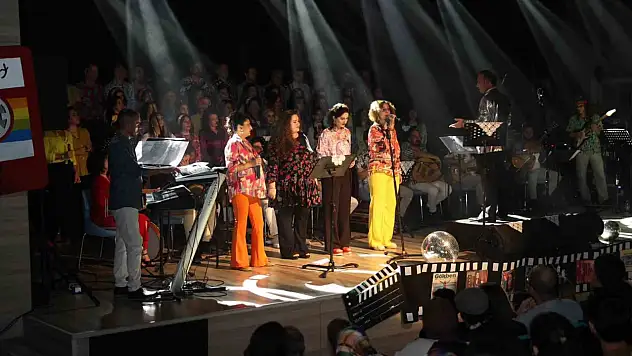 Öğretmenlerden oluşan kora geçmişe götürdüler