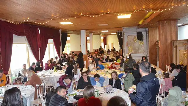 Okul yararına düzenlenen kahvaltıya yoğun ilgi