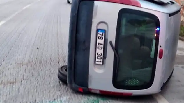 Önce refüje ardından otomobile çarparak devrildi: 1 yaralı