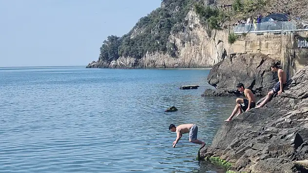 Önce sandığa sonra denize koştular