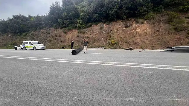 OSB yolunda kontrolden çıkan tır devrildi: 1 yaralı