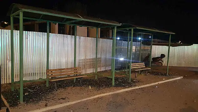 Otobüs durağının camlarını kıran şahıs kamerada