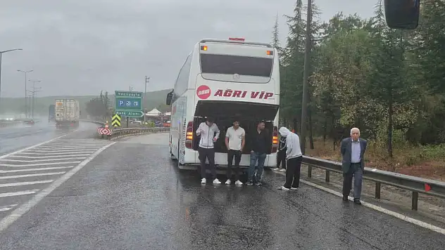 Otobüsler çarpıştı, yolcular ıslanmamak için bagaj kapaklarını açtılar