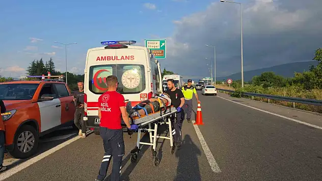 Otomobil bariyerlere saplandı: 3 yaralı