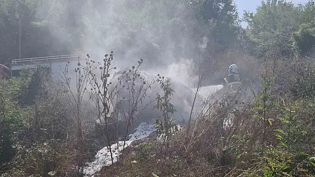 Otomobil durağa çarpıp takla attı: Yangın çıkan otomobilin sürücüsünü jandarma alevlerin arasından kurtardı