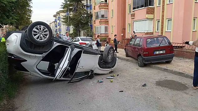 Otomobil park halinde olan araca çarpıp ters şekilde durabildi: 3 yaralı