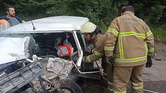 Otomobil tıra çarptı: 1'i ağır 3 yaralı