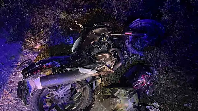 Otomobil ve motorsiklet kafa kafaya çarpıştı2 yaralı