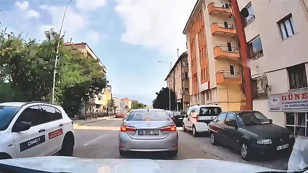Otomobilden yola çöp atan sürücüyü araç içi kamerası yaktı
