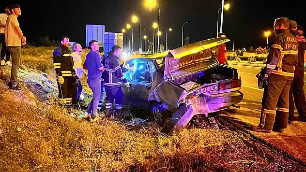 Otomobile arkadan çarpıp kaçtı: 2 yaralı