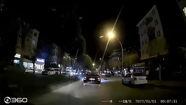 Otomobilin altında kalan kedi telef oldu