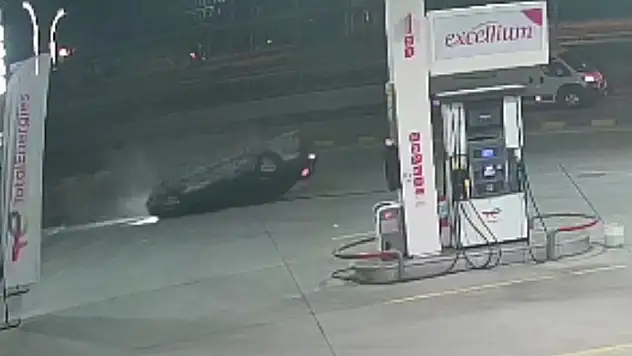 Otomobilin kaldırıma çarpıp ters döndüğü anlar kamerada