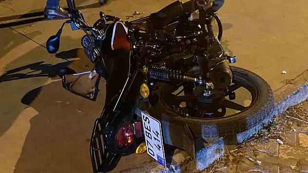 Otomobille çarpışan motosiklet sürücüsü ağır yaralandı