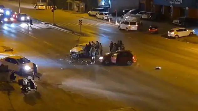 Otomobiller kafa kafaya çarpıştı 2 yaralı