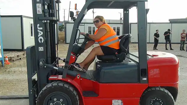 Kadınlar forklift eğitimi alıyor