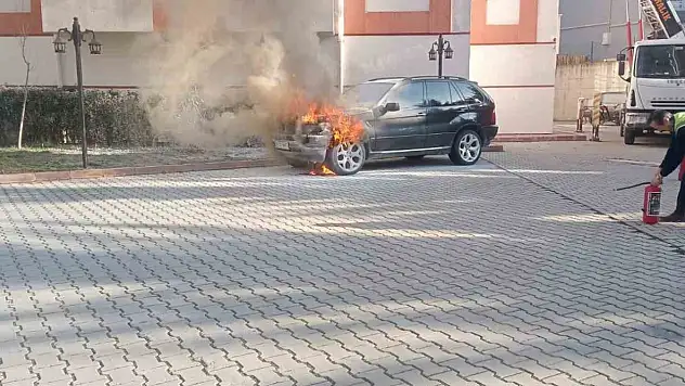 Park halindeki araç alev alev yandı