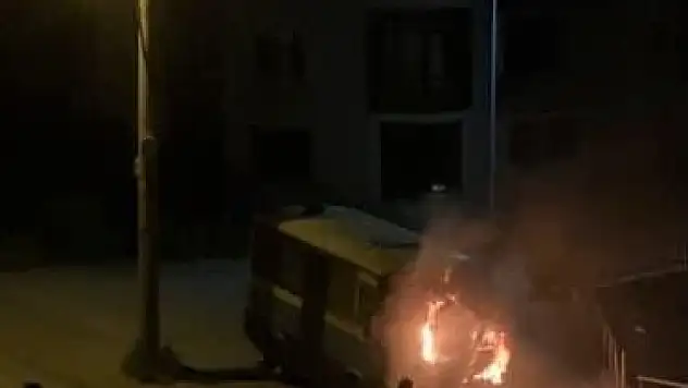 Park halindeki minibüs alev aldı