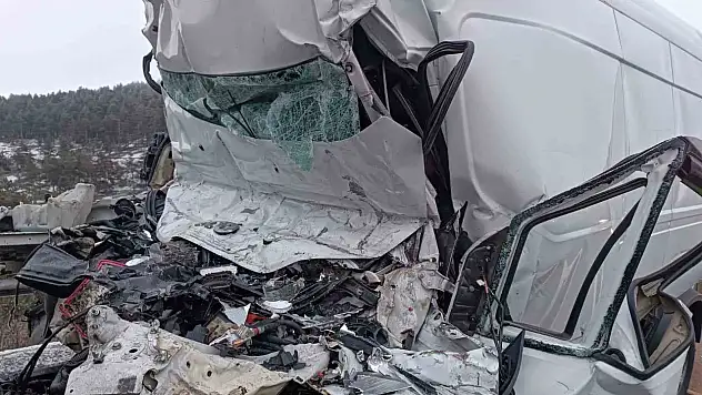 Park halindeki tıra çarpan minibüs kağıt gibi ezildi: 1 ölü
