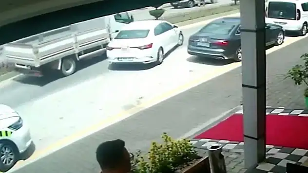 Park yerinden çıkan otomobile kamyon çarptı