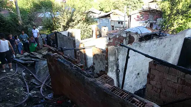 Piknik tüpleri bomba gibi patladı, iki gecekondu küle döndü