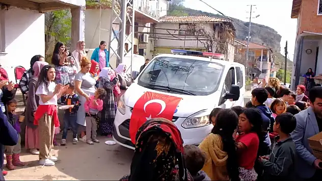 Polis 'kavga' diye gittiği mahallede pasta ve alkışlarla karşılandı