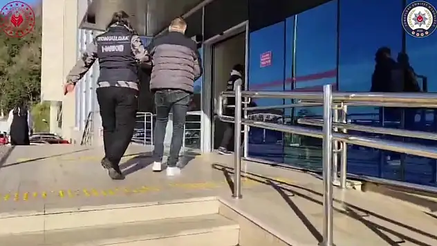 Polis, uyuşturucuyu klozetten topladı