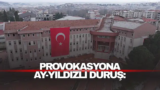 Provokasyona Ay Yıldızlı Duruş
