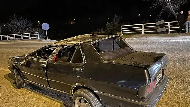 Refüje çarpan otomobil ters döndü