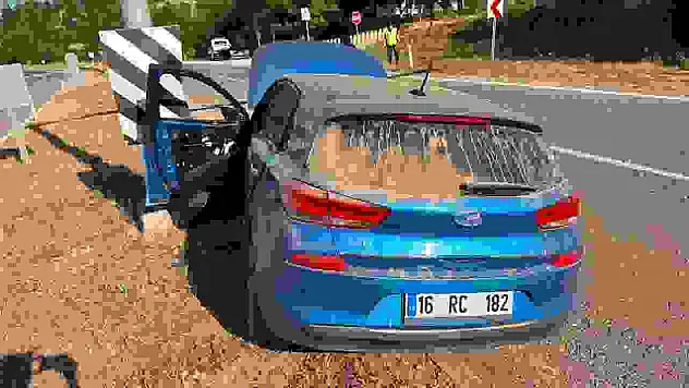 Refüje çarpan otomobildeki 2'si çocuk 4 kişi yaralandı