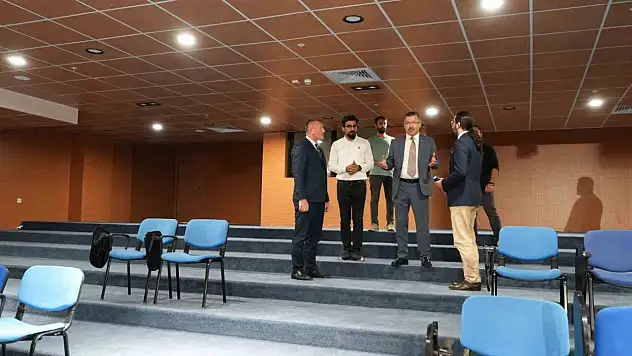 Rektör Kırışık Türker İnanoğlu İletişim Fakültesi'ni inceledi