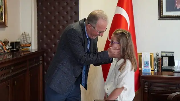 Rektör Uzun, koltuğunu 'Çocuk Rektöre' devretti