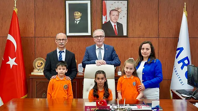 Rektör Uzun, koltuğunu çocuklara devretti