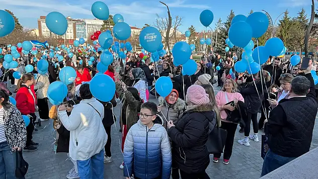 Rüzgar bebek için yüzlerce mavi balon gökyüzüne bırakıldı