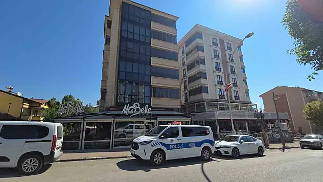 4. kattan düşen genç kız ağır yaralandı: Kafenin tentesi hayatta tuttu