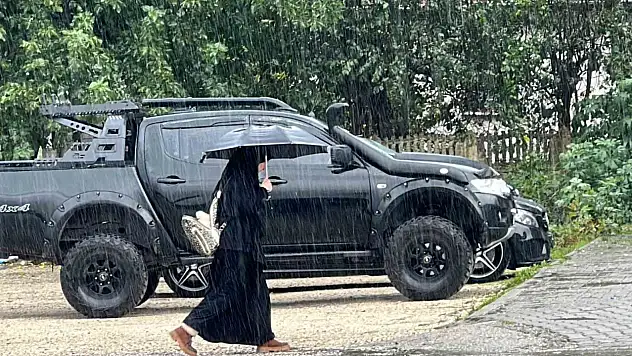 Sağanağa hazırlıksız yakalananlar zor anlar yaşadı