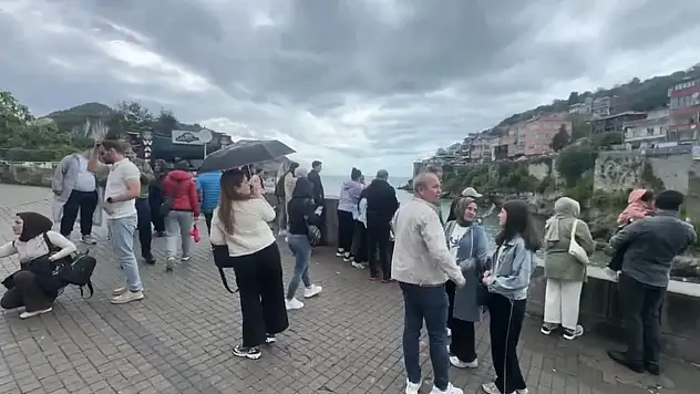 Sağanağın etkili olduğu Amasra'da bayram yoğunluğu
