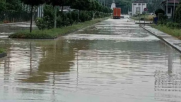 Sağanak yağmur yolları göle çevirdi