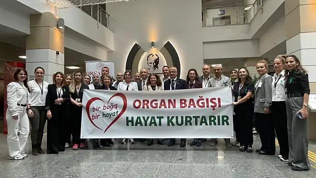 Sağlık çalışanları organ bağışının önemine dikkat çekmek için yeşil kurdele taktı