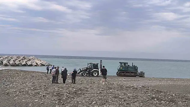 Sahilde güneşlenen kadını ezerek ölümüne sebep olan iş makinesi operatörü tahliye edildi
