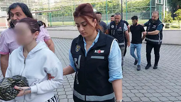 Sahte dolarla telefon satın alan sevgililer yakalandı