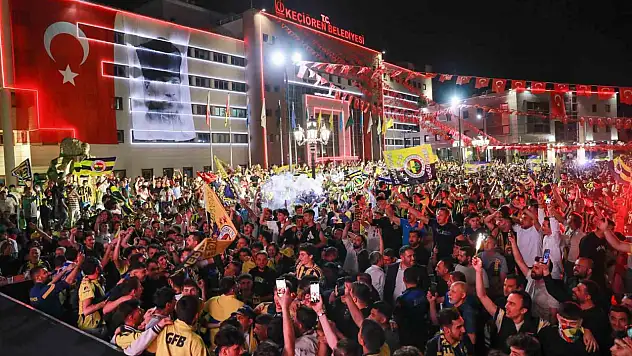 Şampiyonluk maçı dev ekranda yayınlandı