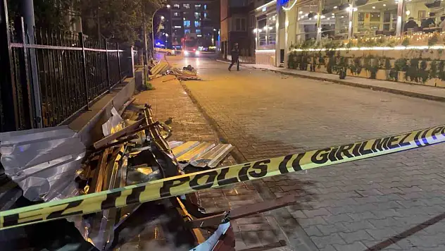 Fırtına çatıları uçurdu, ağaçları devirdi