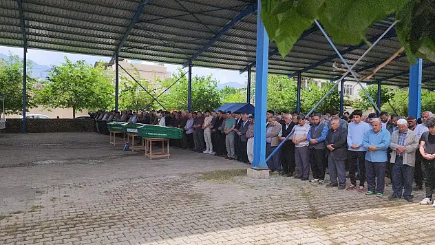 Şanlıurfa'daki kazada hayatını kaybeden 6 depremzede toprağa verildi