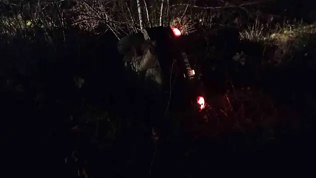 Şarampole devrilen otomobilden sızan yakıt paniğe neden oldu