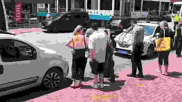 Scooterla dengesini kaybedip düşen sürücü yaralandı